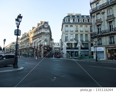 フランスのパリ　夕暮れの町並み 135118264