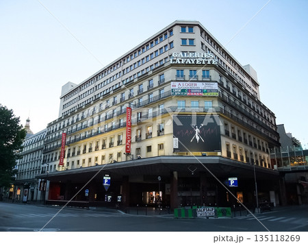 ギャラリー・ラファイエット百貨店でお買物　フランスのパリ 135118269