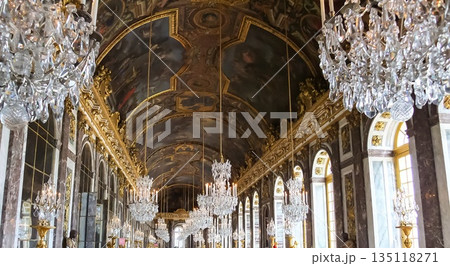 ヴェルサイユ宮殿のシャンデリア フランスのパリ ヴェルサイユ宮殿のシャンデリア フランスのパリ 135118271
