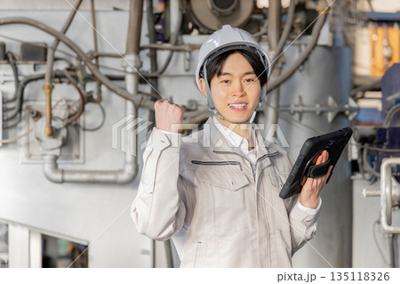 工場で働く若い男性作業員 135118326