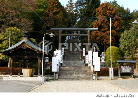 【那珂市「静神社(常陸國二宮)」参道二ノ鳥居と手水舎】 135118358