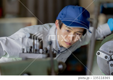 工場で機械を操作する男性作業員 135118365