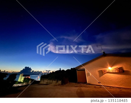 夜明け前の青い空と建物 135118485