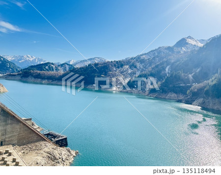 ダム湖に架かる橋 ダム湖に架かる橋 135118494