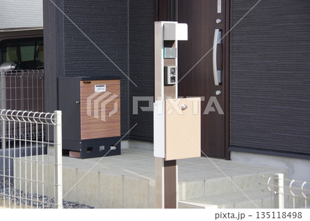 玄関前に設置されたポスト付き門柱と宅配ボックス 玄関前に設置されたポスト付き門柱と宅配ボックス 135118498