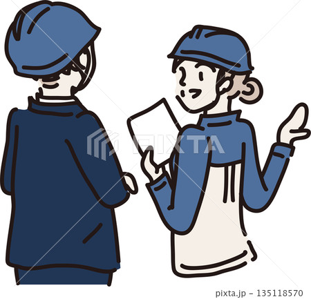 ヘルメットをかぶり来客に説明する青色の作業服を着た女性 ヘルメットをかぶり来客に説明する青色の作業服を着た女性 135118570