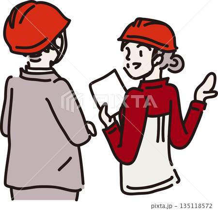 ヘルメットをかぶり来客に説明する赤色の作業服を着た女性 135118572