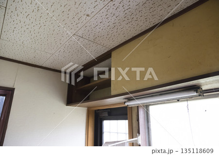 古びた台所の吊戸棚 古びた台所の吊戸棚 135118609