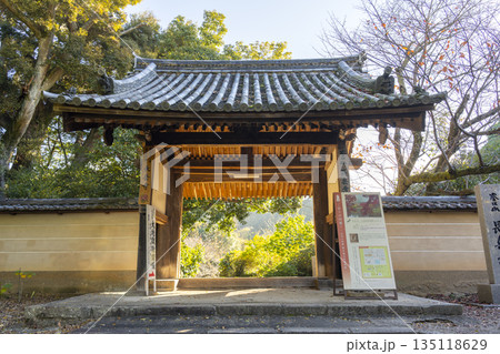 長岳寺 大門 秋 紅葉の季節 長岳寺 大門 秋 紅葉の季節 135118629