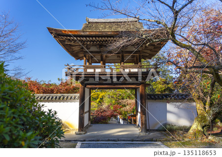 長岳寺　楼門　秋　紅葉の季節 135118653