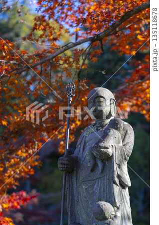 長岳寺 慈悲地蔵尊 秋 紅葉の季節 長岳寺 慈悲地蔵尊 秋 紅葉の季節 135118678