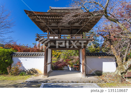 長岳寺 楼門 秋 紅葉の季節 長岳寺 楼門 秋 紅葉の季節 135118687