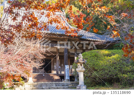 長岳寺　本堂　秋　紅葉の季節 135118690