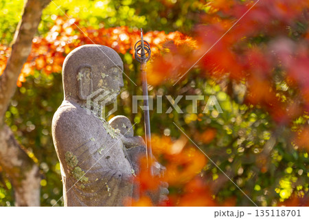 長岳寺 慈悲地蔵尊 秋 紅葉の季節 長岳寺 慈悲地蔵尊 秋 紅葉の季節 135118701
