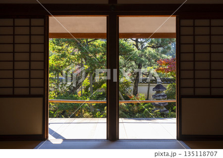 長岳寺　旧地蔵院から眺める日本庭園 135118707