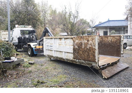 荷台を下ろした産業廃棄物収集運搬車 135118901