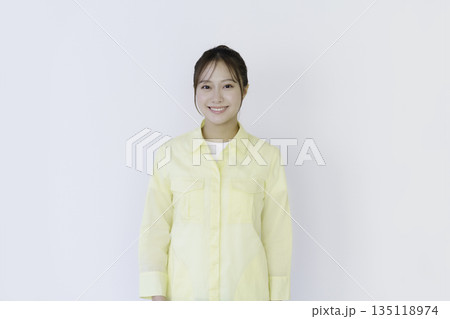 白背景のカメラ目線の若い日本人のポートレート 135118974