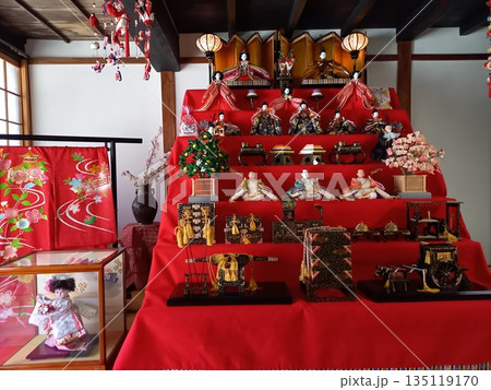 用瀬の流しびなで展示されていた華麗な雛飾り 135119170