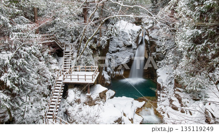 夕森渓谷（冬）：竜神の滝 135119249