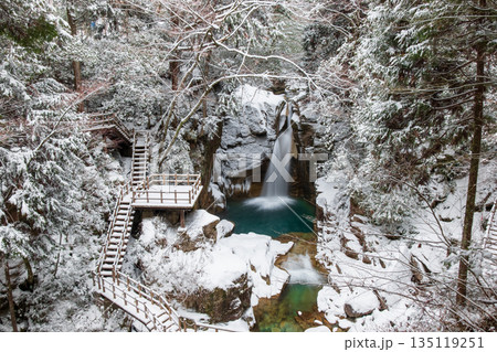夕森渓谷（冬）：竜神の滝 135119251