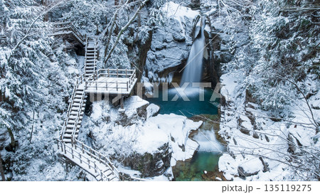 夕森渓谷（冬）：竜神の滝 135119275