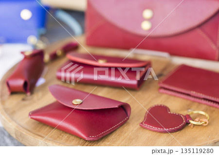 マルシェに出展されている革細工の商品 マルシェに出展されている革細工の商品 135119280