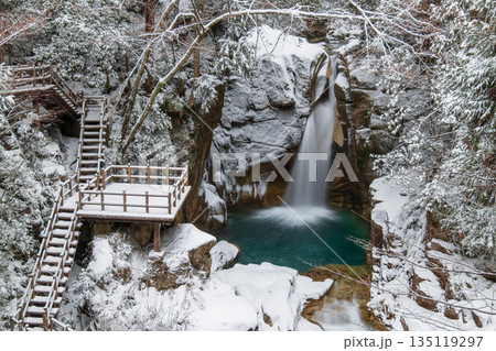 夕森渓谷（冬）：竜神の滝 135119297