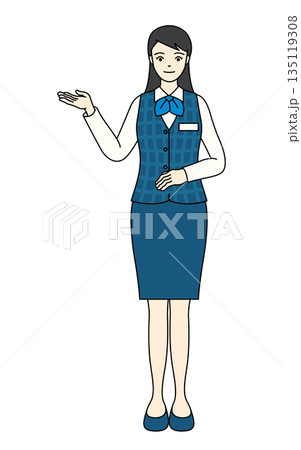 チェック柄ベストの制服で案内や紹介をする受付の女性 135119308