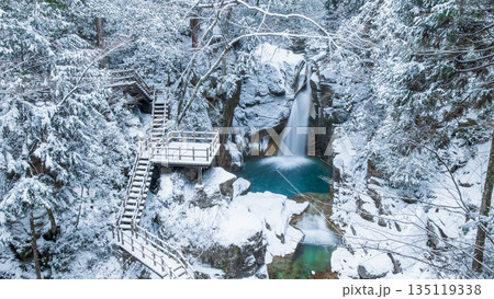 夕森渓谷（冬）：竜神の滝 135119338