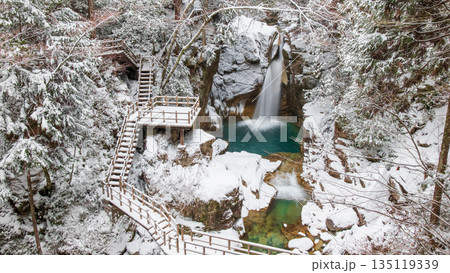 夕森渓谷（冬）：竜神の滝 135119339