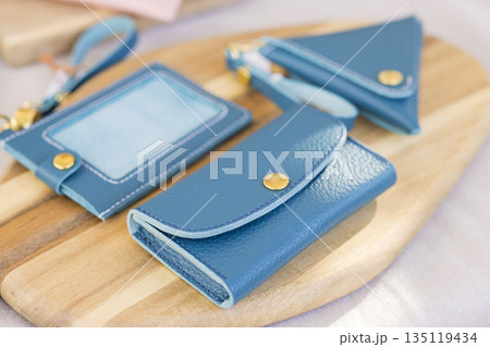 マルシェに出展されている革細工の商品 マルシェに出展されている革細工の商品 135119434