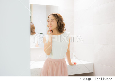 鏡を見る若い女性　　 135119622