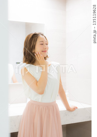 鏡を見る若い女性　　 135119628