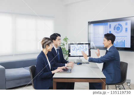 オフィスで会議するビジネスマン　　　 135119730