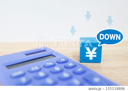 電卓を使用した日本円下落や家計悪化イメージ。 135119806