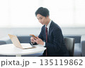 スマホで通話する若いビジネスマン 135119862