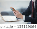 スマホで通話する若いビジネスマン 135119864