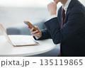 スマホで通話する若いビジネスマン 135119865