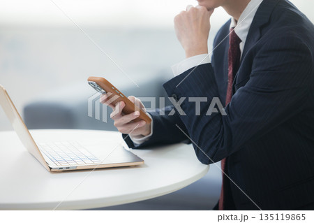 スマホで通話する若いビジネスマン 135119865