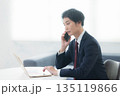 スマホで通話する若いビジネスマン 135119866