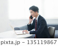 スマホで通話する若いビジネスマン 135119867