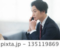 スマホで通話する若いビジネスマン 135119869