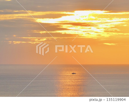 海に沈む夕日 135119904