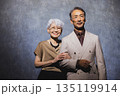 腕を組む笑顔のシニアカップル  135119914