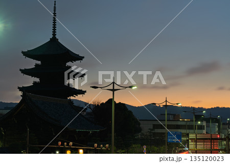京都市南区夜明けを待つ東寺の五重塔 京都市南区夜明けを待つ東寺の五重塔 135120023