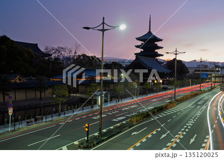 京都市南区夜明けを待つ東寺の五重塔 京都市南区夜明けを待つ東寺の五重塔 135120025