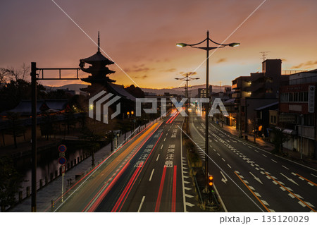 京都市南区夜明けを待つ東寺の五重塔 135120029