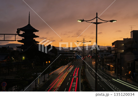 京都市南区夜明けを待つ東寺の五重塔 135120034