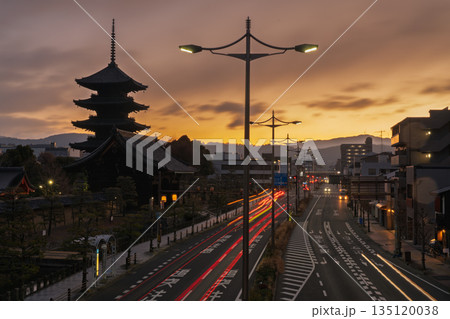 京都市南区夜明けを待つ東寺の五重塔 135120038