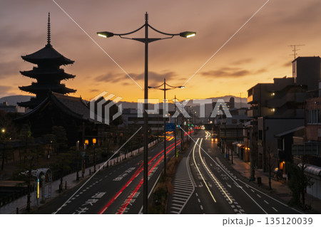 京都市南区夜明けを待つ東寺の五重塔 135120039